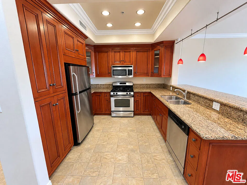 2 bed, 2.5 bath, 1330 sqft, $3,895 — Photo 4