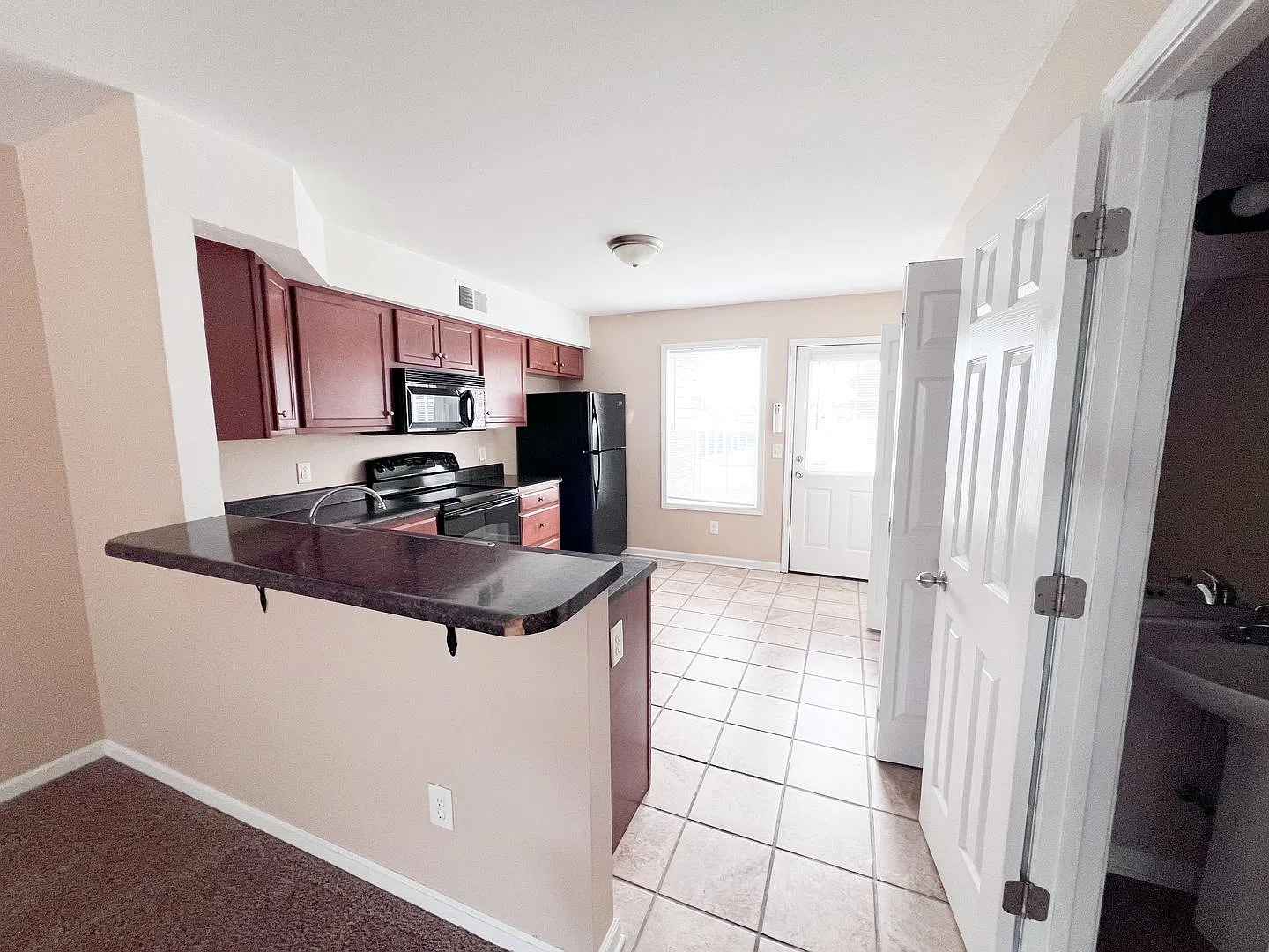 2 Bedroom 1.5 Bathroom Townhome — Photo 4
