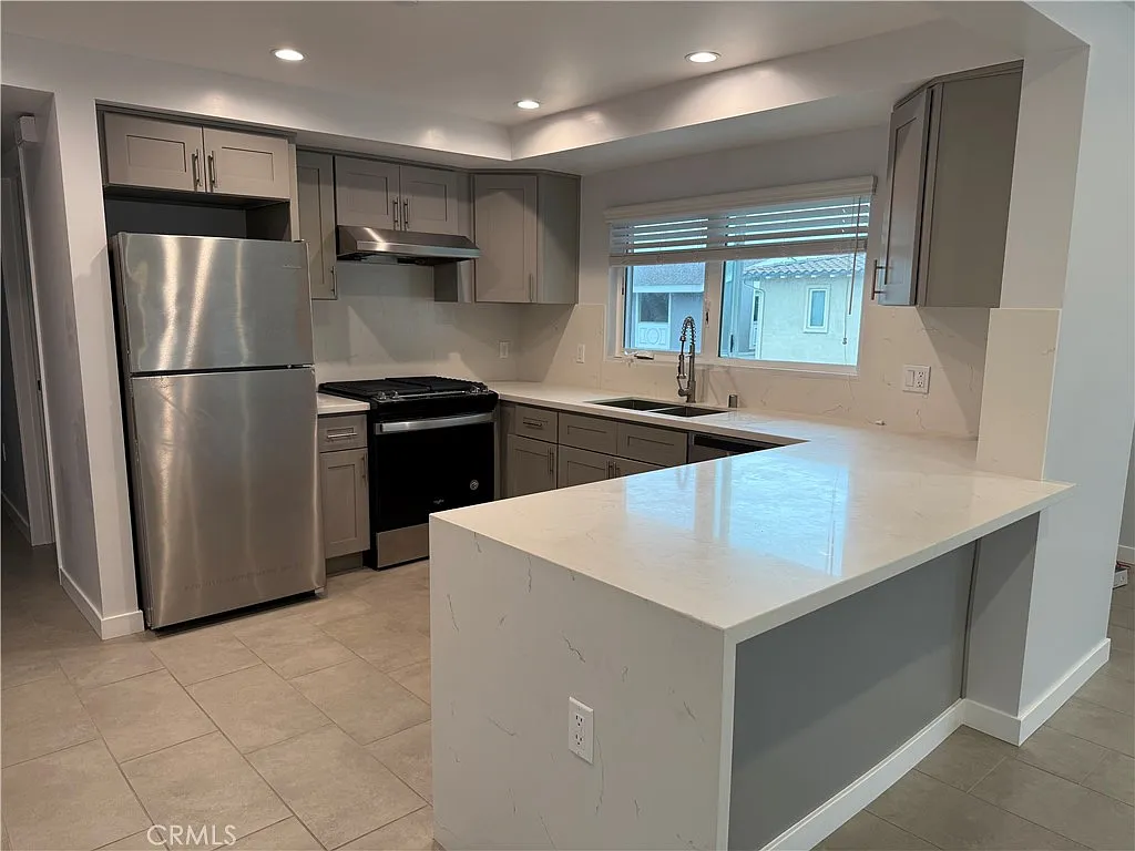 2 bed, 1200 sqft, $5,200 — Photo 2