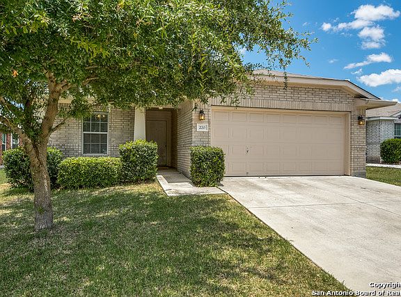 2nd image of 220 Longhorn Way