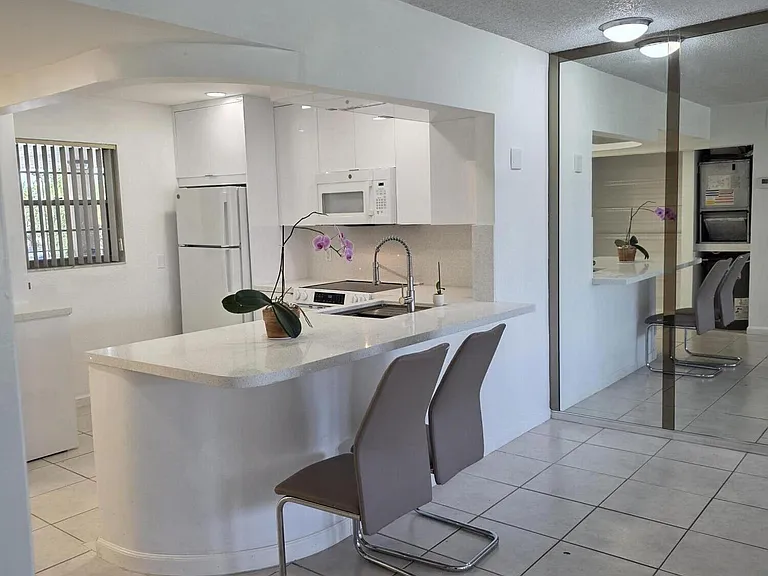 3905 N Nob Hill Rd #206 — Photo 9