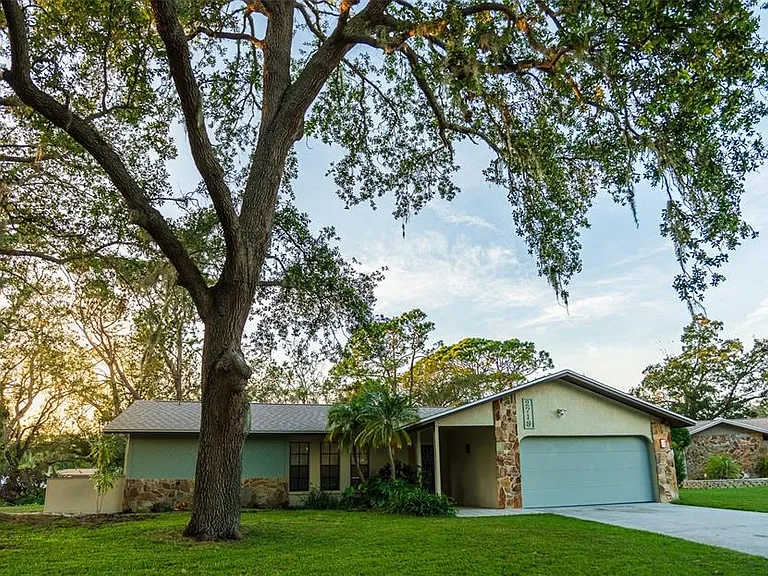 2719 Forest Knoll Dr — Photo 16