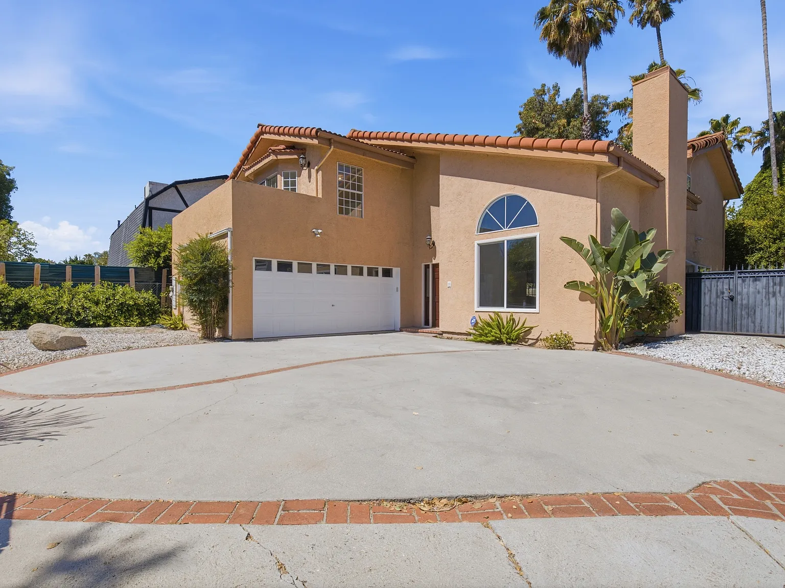 5 bed, 3045 sqft, $6,495 — Photo 2