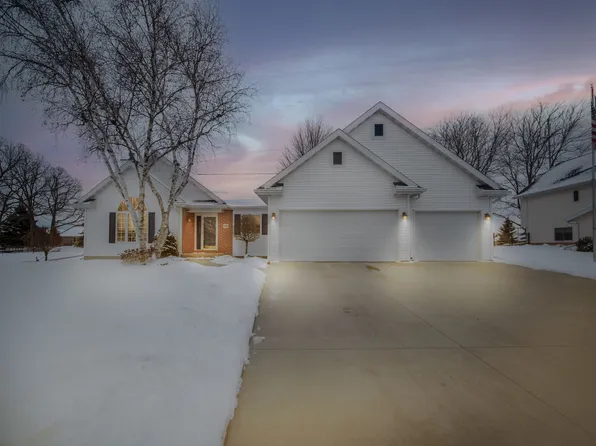 1190 Carriage Cir, Fond Du Lac, WI 54935