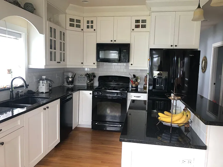 996 Blaine Ave — Photo 3
