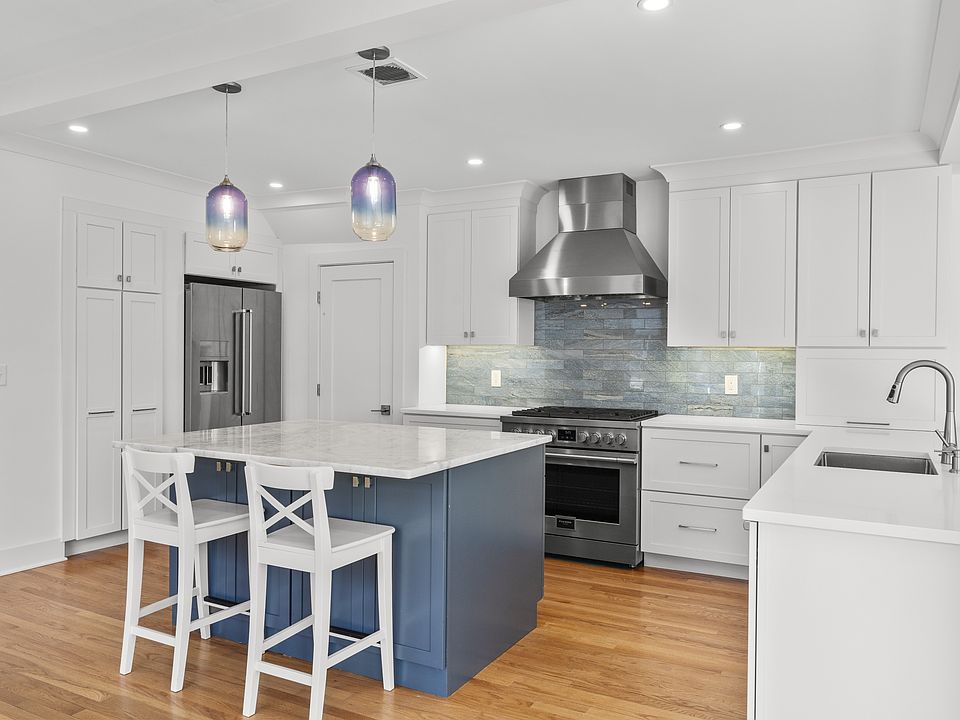 1st image of 25 Crescent Bluff Ave