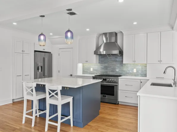 25 Crescent Bluff Ave, Branford, CT 06405