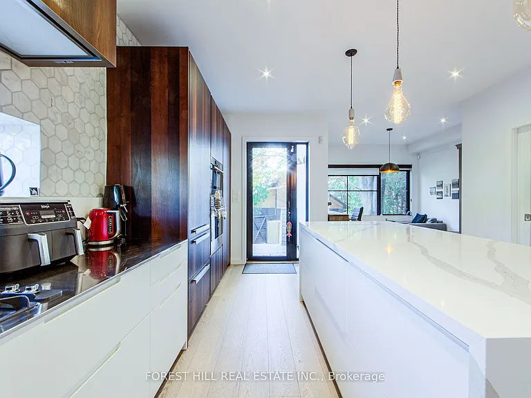 257 Manor Rd E — Photo 17