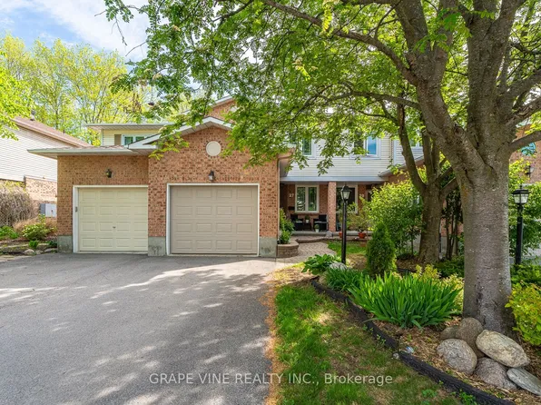 27 Ravenscroft Ct, Ottawa, ON K2S 1R3