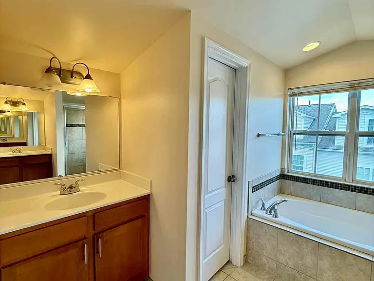 11918 Weybridge Ln — Photo 46