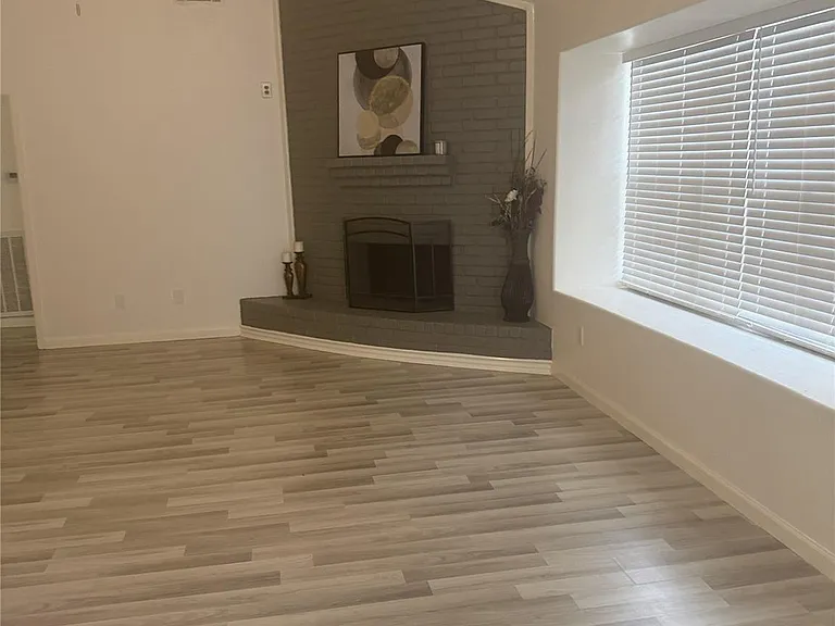 1211 Twining Oaks Ln N — Photo 5