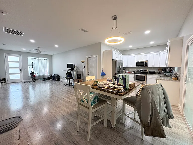 3203 E Diana St — Photo 3