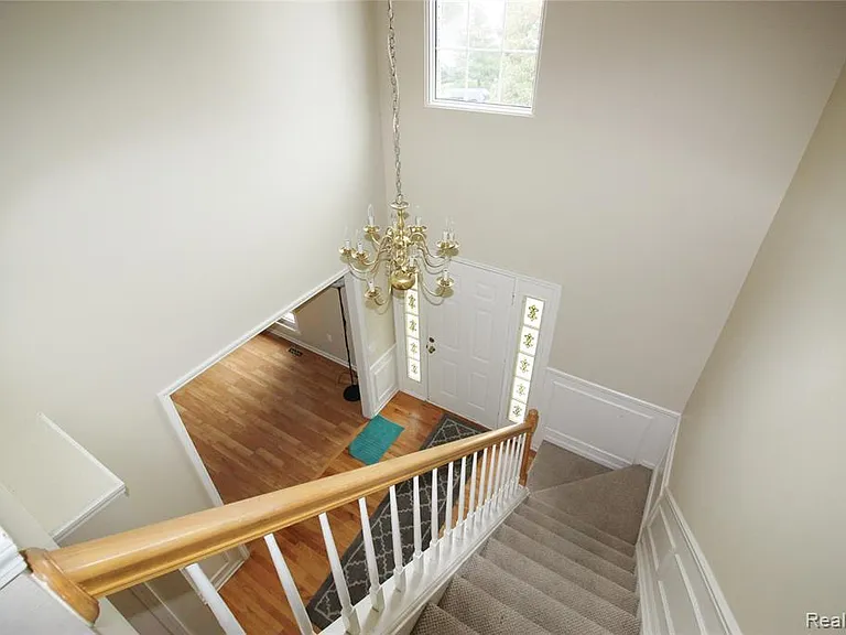 193 Saxon Ct — Photo 4