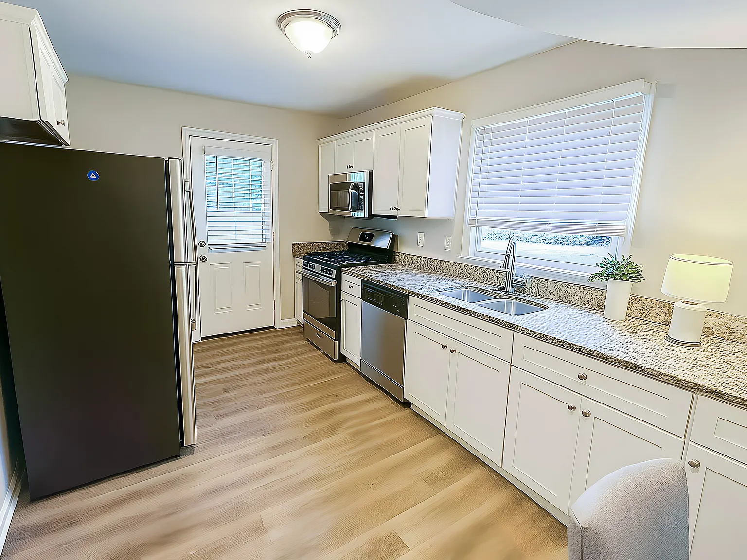4 bed, 4.0 bath, 2100 sqft, $680 — Photo 2