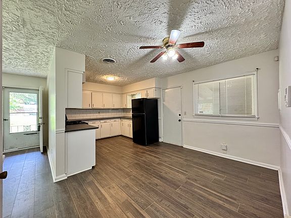 Breakfast Area & Kitchen