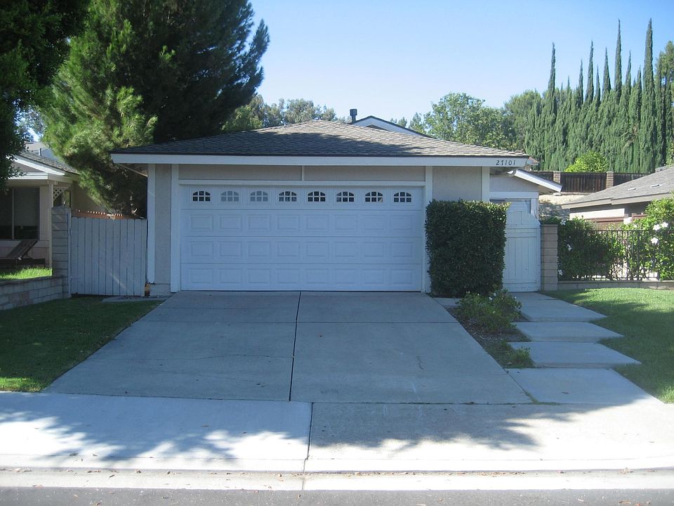 FRONT OF HOUSE WITH AUTOMATIC GARAGE DOOR AND TWO REMOTES