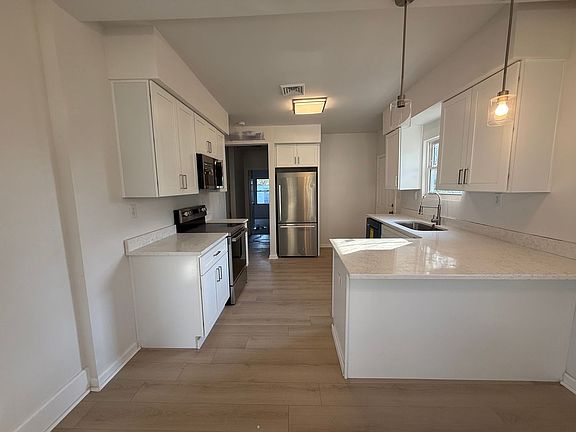 4th image of 640 Rolfe St
