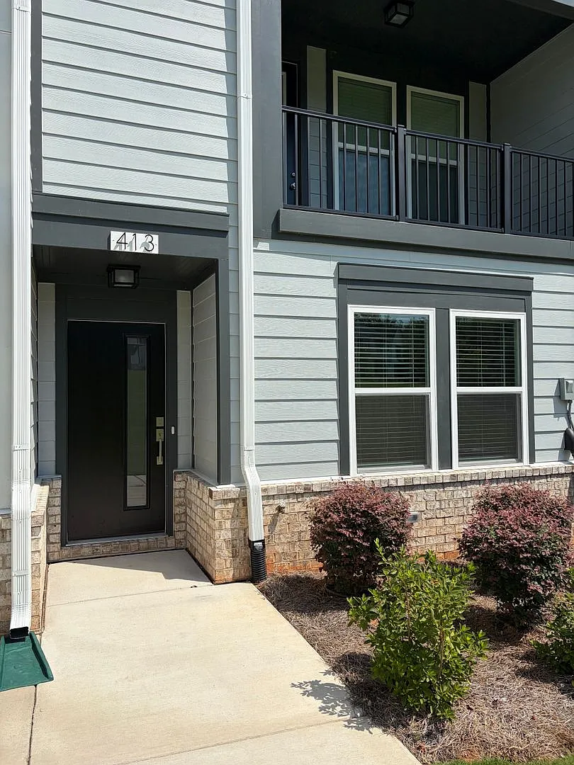 Modern 3-Bedroom Townhome Near UNC Charlotte & Light Rail — Photo 2