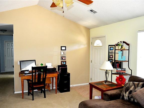 4th image of 18 Harrington Dr