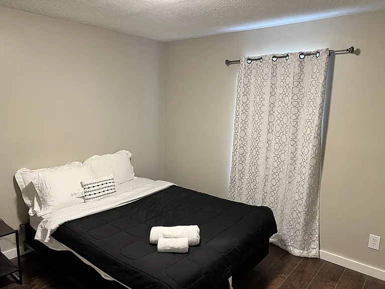 325 Cable St — Photo 17