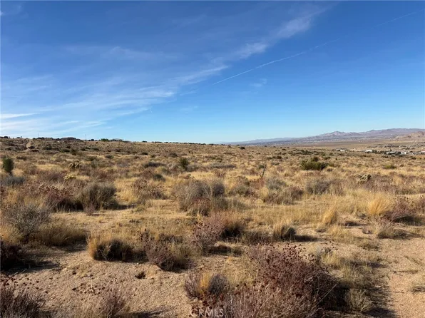 21 Luna Mountain Rd, Apple Valley, CA 92308