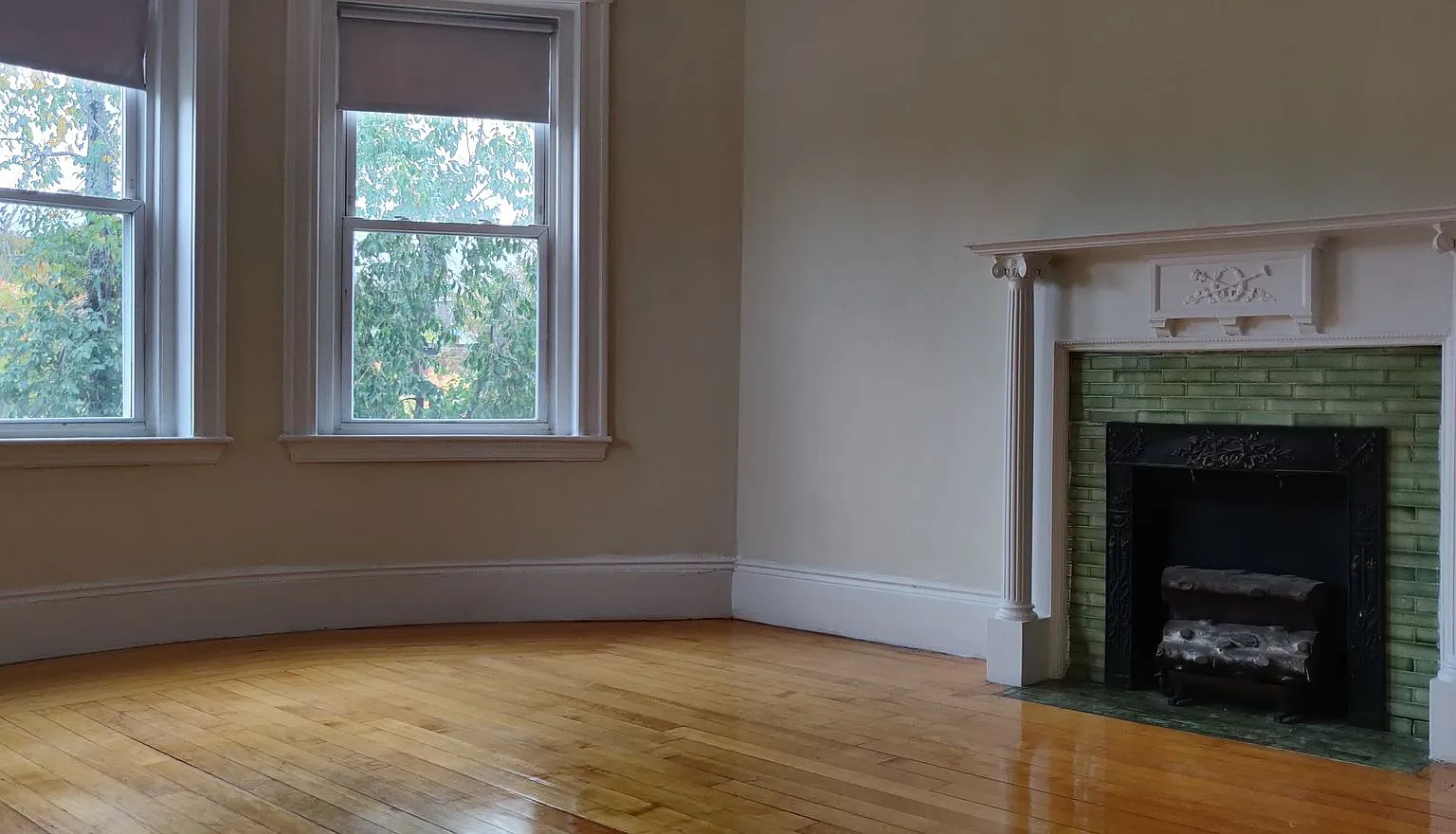 No Brokers Fee, No Security Deposit, Heat, Hot Water Included, Laundry on a Site, Parking for Rent — Photo 4