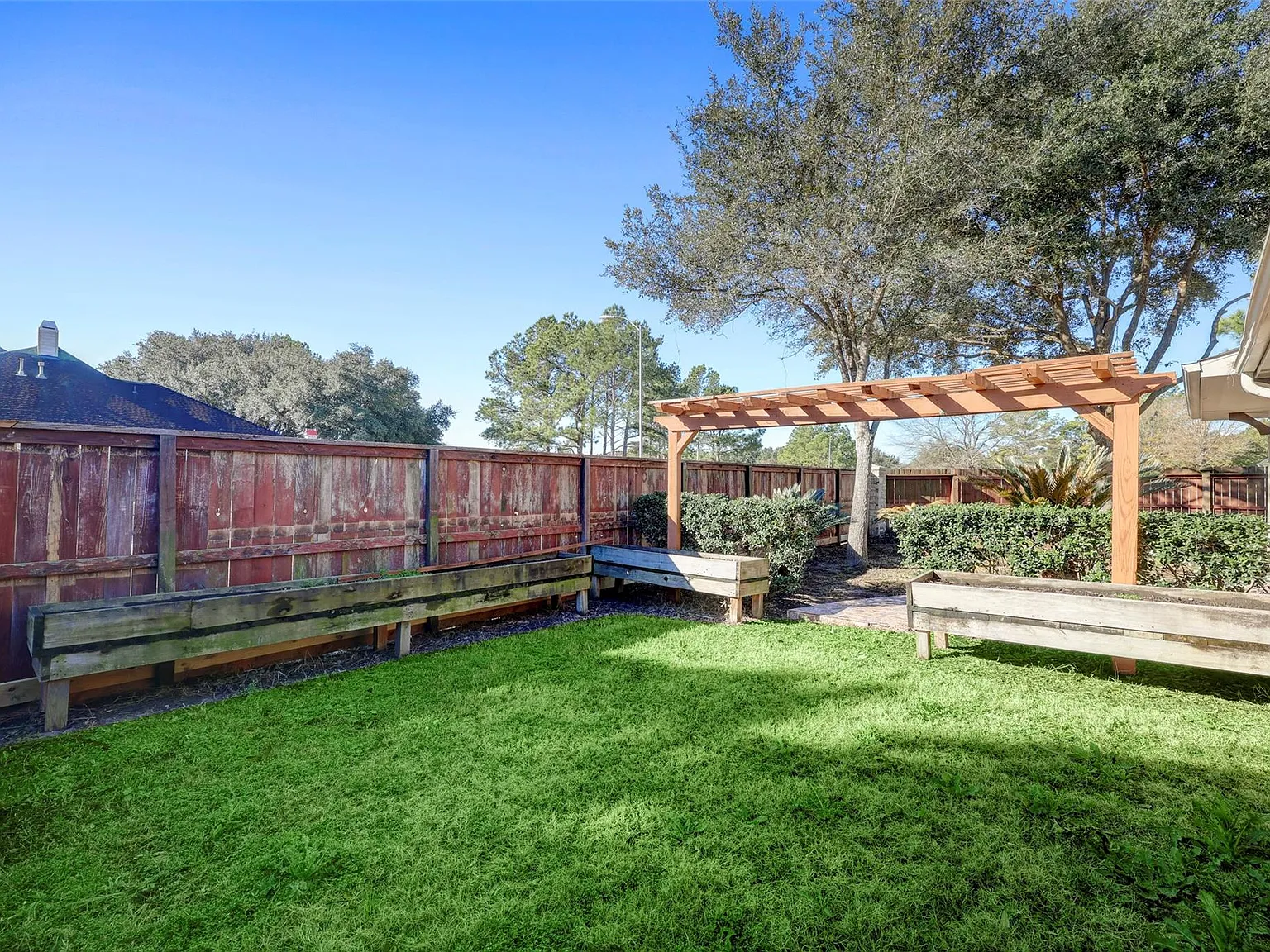 4 bed, 3.0 bath, 2350 sqft, $2,350 — Photo 2