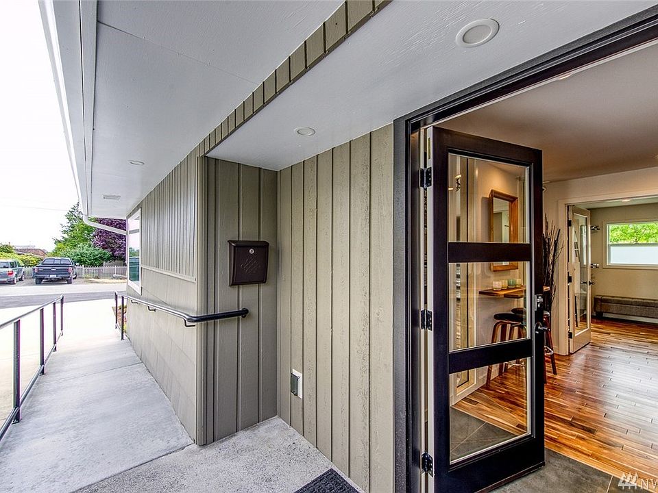 629 Fillmore is located in the heart of Port Townsend's popular Uptown neighborhood.  The front entrance to the fully remodeled property includes a new ADA-compliant ramp and new exterior doors and lighting.  