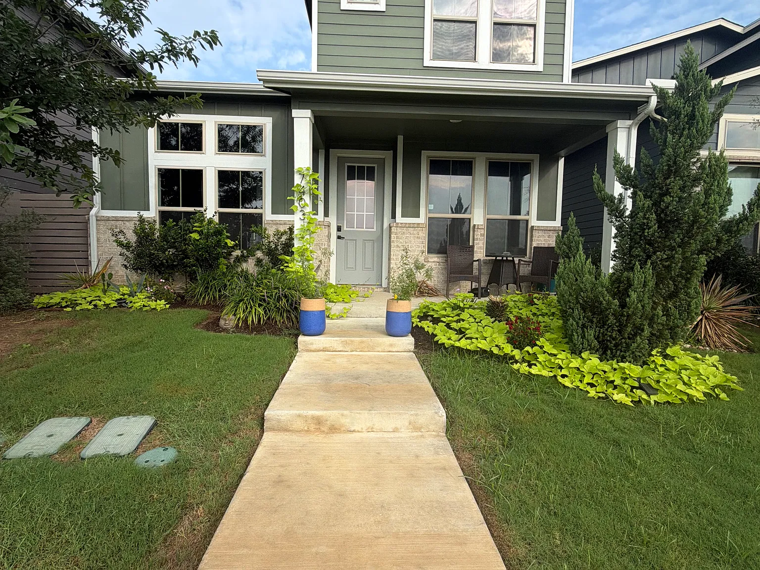 3 bed, 2.5 bath, 1380 sqft, $2,400 — Photo 1