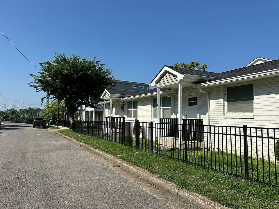 1101 Summit Ave #C