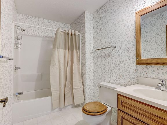 4th image of 2722 Upland Ct N