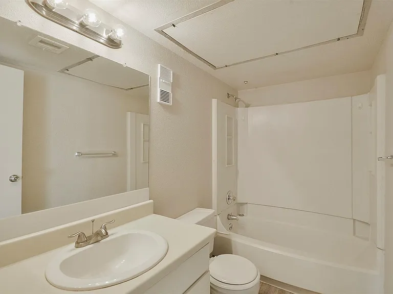 12905 Woodforest Blvd #704 — Photo 17