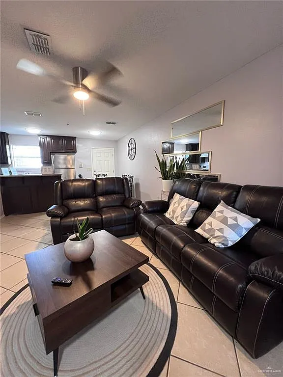 3 bed, 2.5 bath, 4498 sqft, $995 — Photo 4
