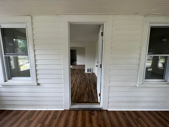 5th image of 590 Oak Ave