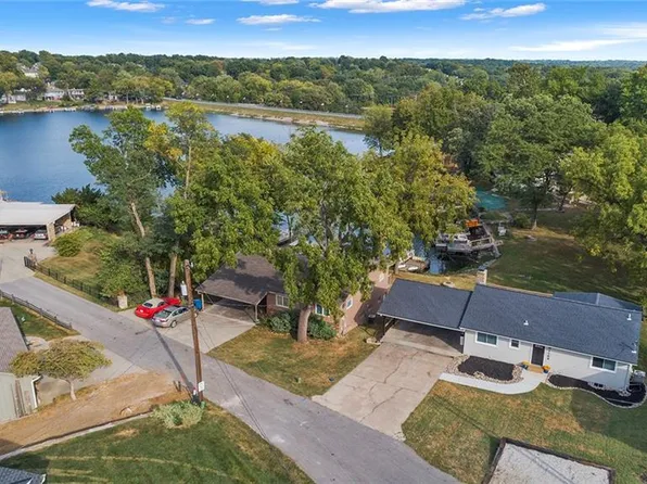 1104 NW South Shore Dr, Lake Waukomis, MO 64151