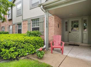 1588 Stonehill Ct APT B, Wheaton, IL 60189