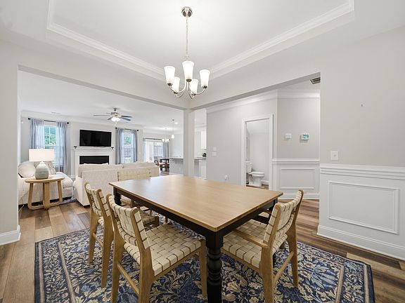 4th image of 328 Stillington St