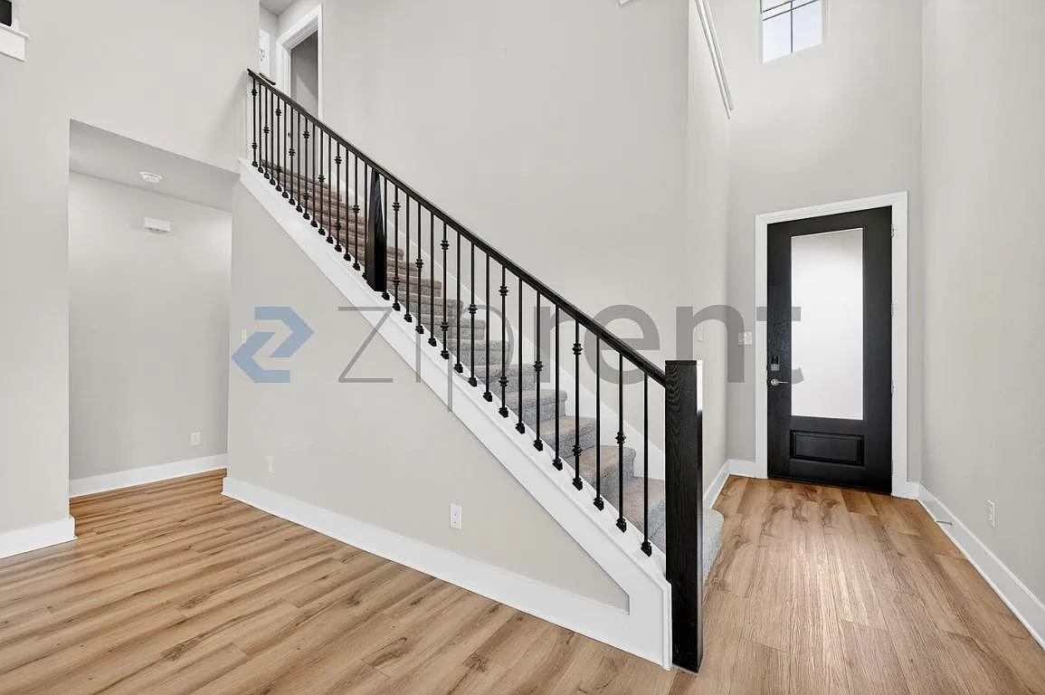 5 bed, 2594 sqft, $3,000 — Photo 3