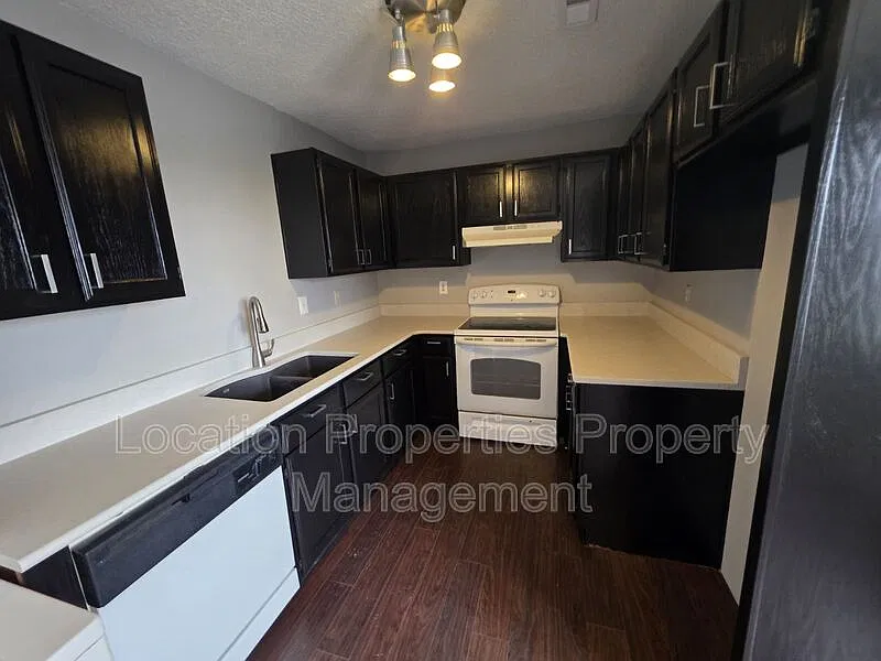 2 bed, 1.0 bath, 790 sqft, $1,100 — Photo 2