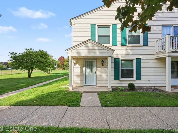 2755 Fox Hollow Ct, Lake Orion, MI 48360