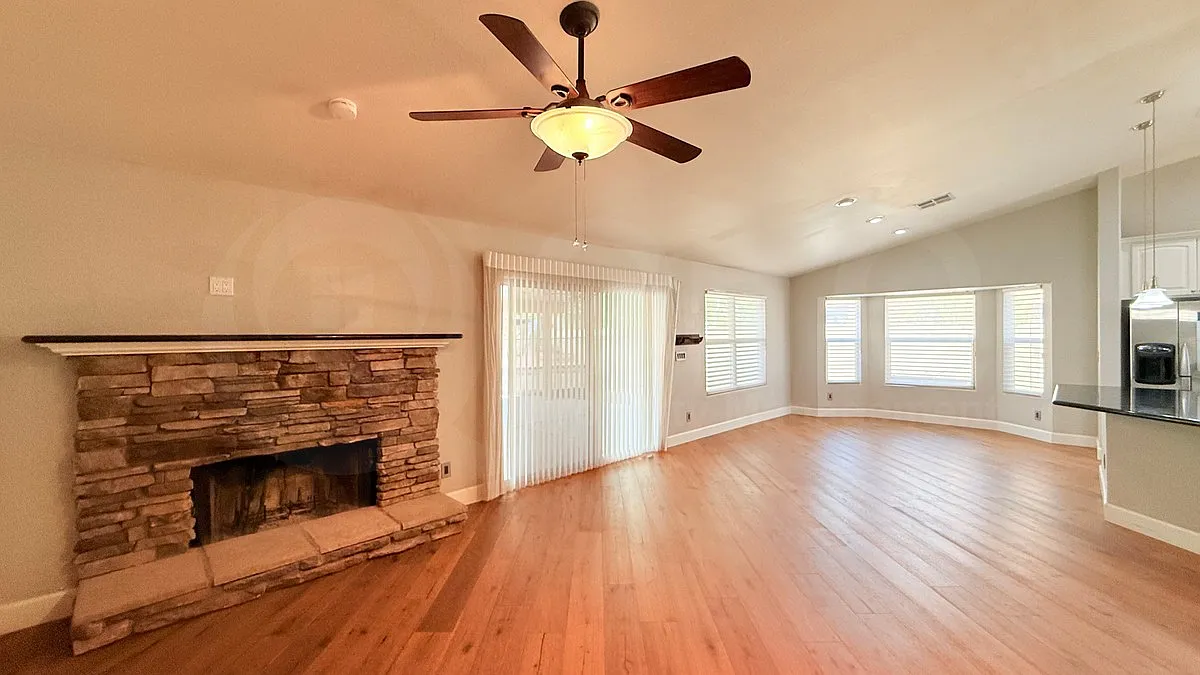 3 bed, 2.0 bath, 1849 sqft, $3,950 — Photo 2