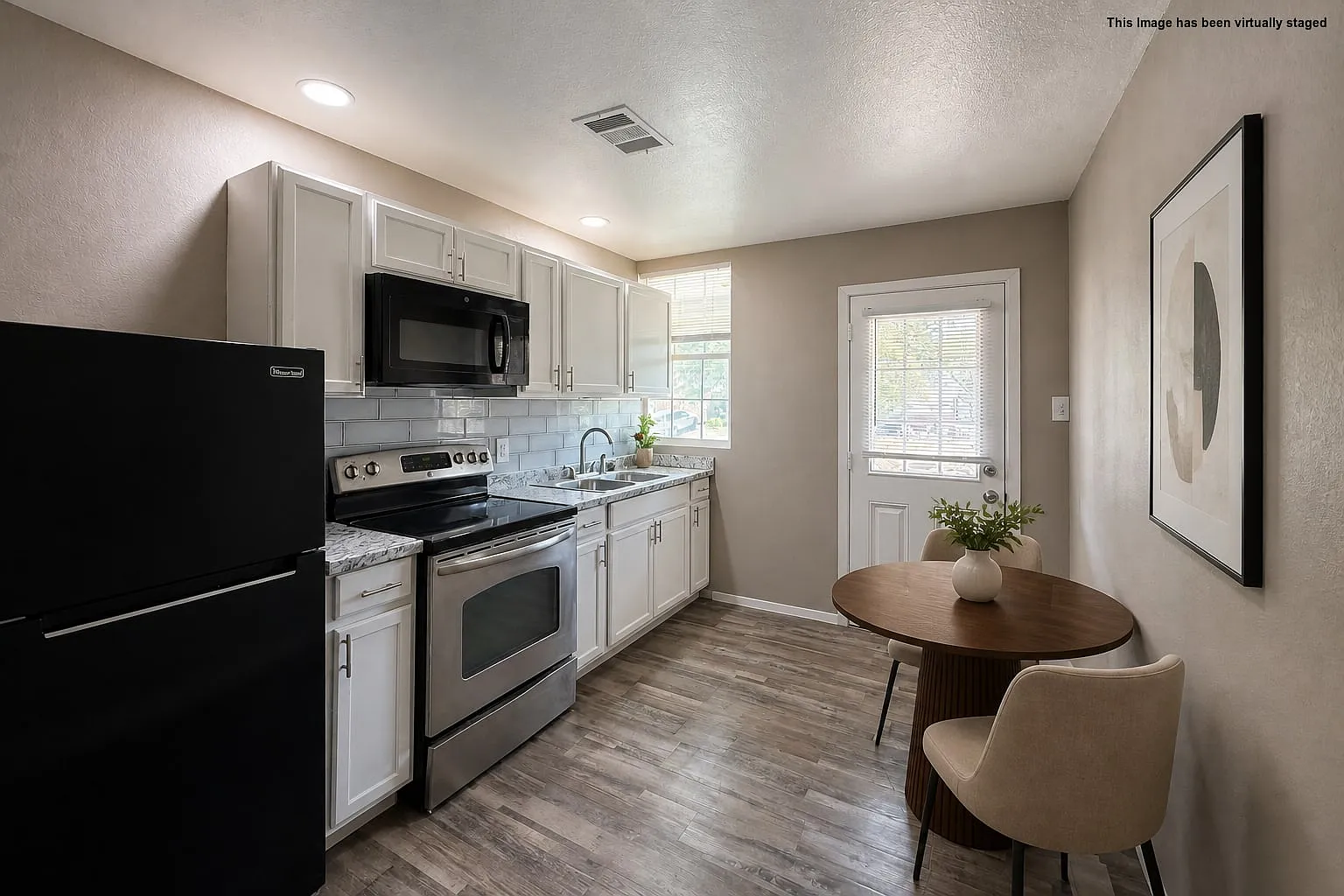 2 bed, 700 sqft, $1,900 — Photo 1