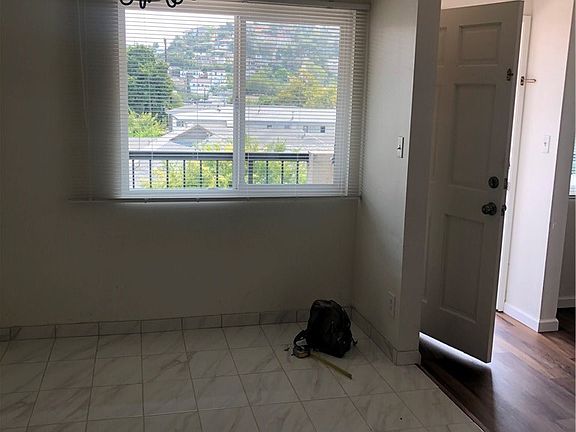 5th image of 909 E Chevy Chase Dr