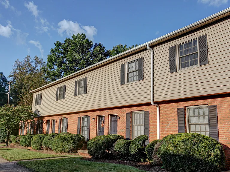 Colonial House Apartments — Photo 12