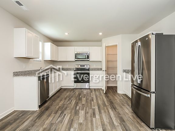 4th image of 332 Avon St