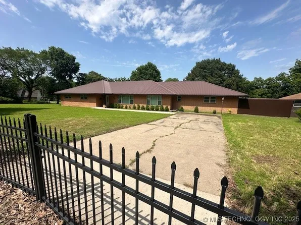 911 Sunset Dr, Wewoka, OK 74884