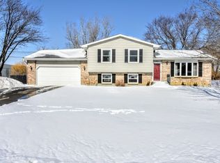 3530 Country Club Ave, Gurnee, IL 60031