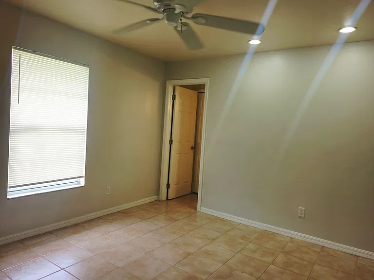 530 NE 24th Ave — Photo 9