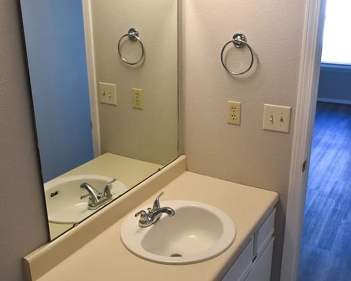 1024 E Walnut St — Photo 8