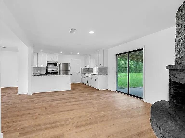 290 E Smith St — Photo 12